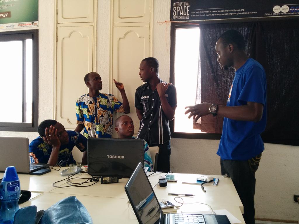 EtriLabs's tweet photo. 1er #MeetUp #SapceApps #Cotonou 2015. Déjà trois équipes formées. http://t.co/GnllvneVtf