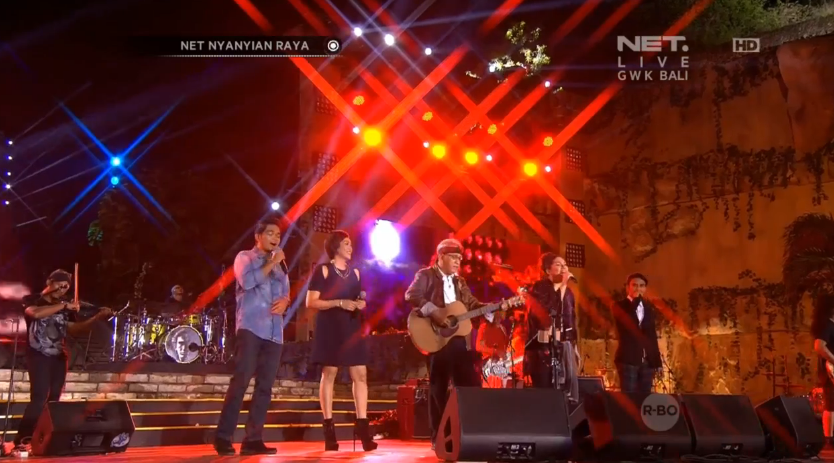 Pada tanah yang sama
Kita berdiri 
Pada air yang sama
Kita berjanji #NET_NyanyianRaya