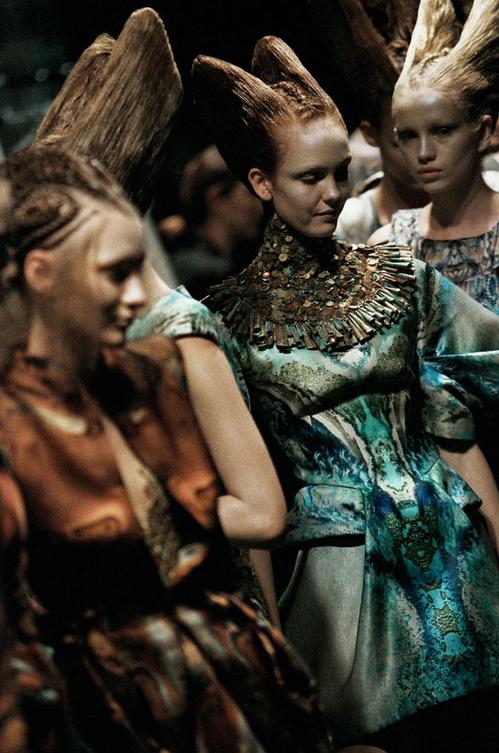 VogueFrance's tweet photo. As #SavageBeauty opens at @V_and_A, revisit the extraordinary images captured by Anne Deniau http://t.co/LCfpwlPLVc http://t.co/twhWQiZKSK