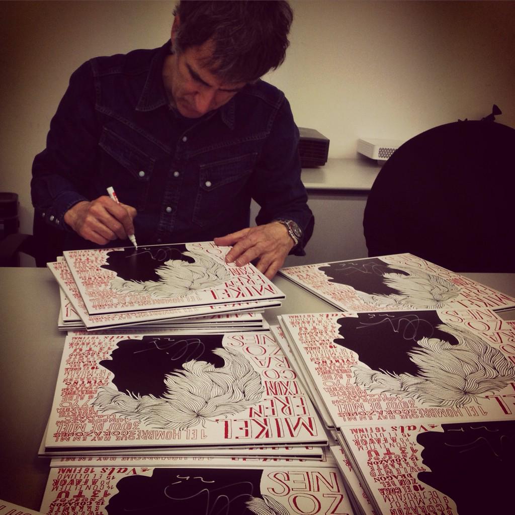 DRO_Musica's tweet photo. @MikelErentxun firmando vinilos en la oficina ! http://t.co/lMrQMVBTKg