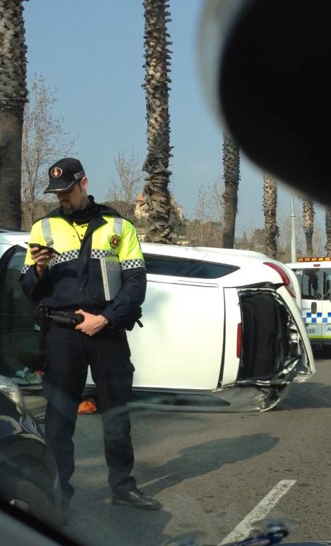 QCampeon's tweet photo. Nuevas maneras de aparcar en sant Gervasio #acidente #barcelona http://t.co/uiEzIU3LdO