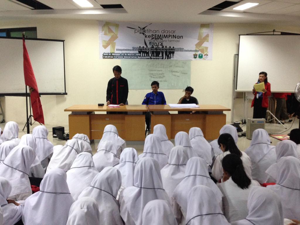 maperwaFFUH's tweet photo. Proses pembacaan SK Pengukuhan Keluarga Baru KEMAFAR Unhas 2014 @BEMKemafarUH http://t.co/h8XTF0F2rP