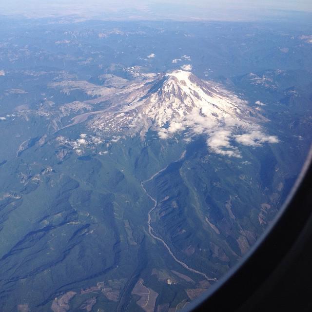 MEGAPLANE's tweet photo. #MEGAPLANE by @auaflyer View of Mt. Rainier WA state from fl360 #737_700 #737 #boeing #westjet #inflightviews #inst… http://t.co/vVKMpvO1yP