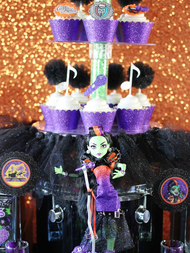 CastaFierce1's tweet photo. 💜💜💜 Merci @MonsterHigh http://t.co/xxngfqcA8j