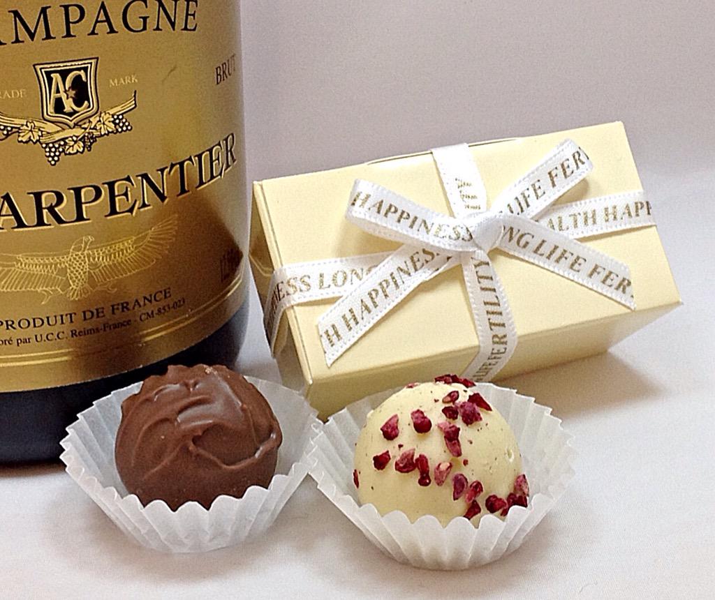 ChocFavourBox's tweet image. #Champagne and #chocolate - now that sounds a good idea!