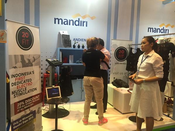 HendySetiono's tweet photo. Gak hanya itu,@andienaisyah jg punya alat fitnes nih. Dateng yuk ke JCC, WMM Expo @wrausahamandiri  #WMM2015 http://t.co/4TuHL0Pxbd