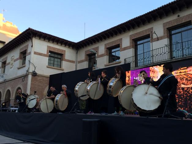 Mula ha terminado poniendo a todos los pueblos del tambor de pie! #Jumilla2015