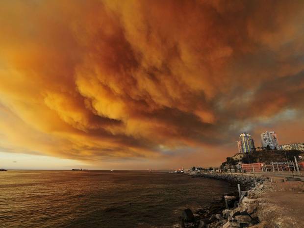Incredible pictures show deadly forest fire spreading in Chile ind.pn/19jNNQ2