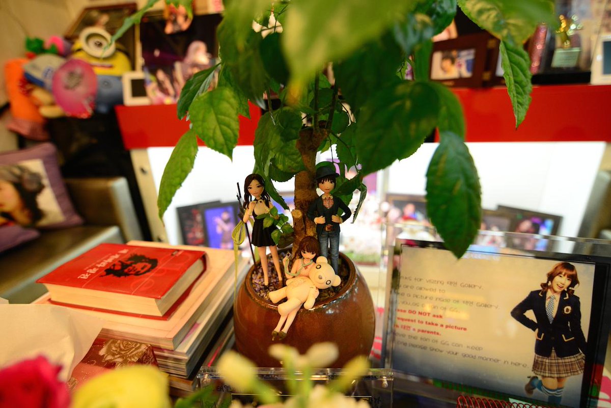 mootif's tweet photo. มีของทั้งตุ๊กตาน้องแทตัวเล็กๆ สมุดภาพ ข่าวน้องๆ จิงเจอร์ก็ยังมี น่าร้ากกก น่ารักกก #eyebis #jeonju #taeyeon #snsd [2] http://t.co/QN8xbM4v2l