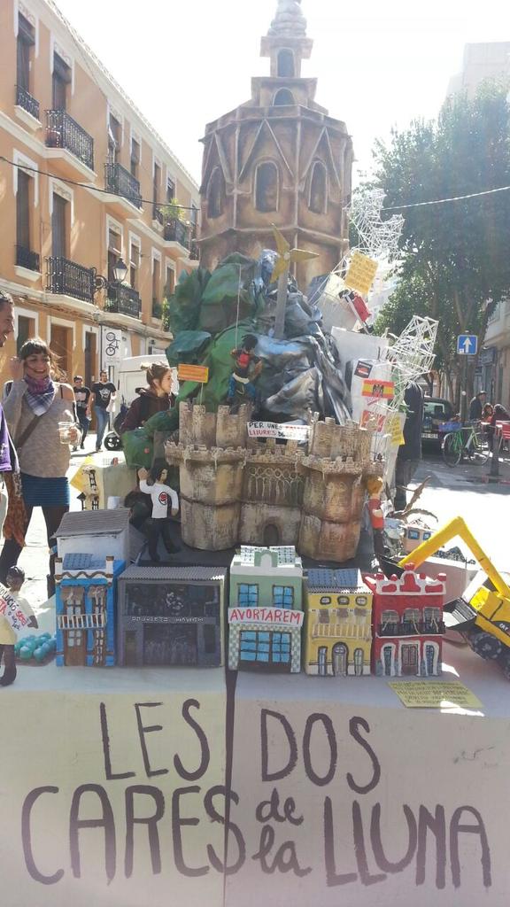CS_Terra's tweet photo. Ja ha començat la mascletà! Èxit total de paelles i impressionant #FallaDelTerra! @FallesPopulars @FALLEMVALENCIA http://t.co/iIq46SDAzQ