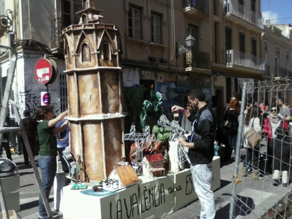 CS_Terra's tweet photo. Ja ha començat la mascletà! Èxit total de paelles i impressionant #FallaDelTerra! @FallesPopulars @FALLEMVALENCIA http://t.co/iIq46SDAzQ