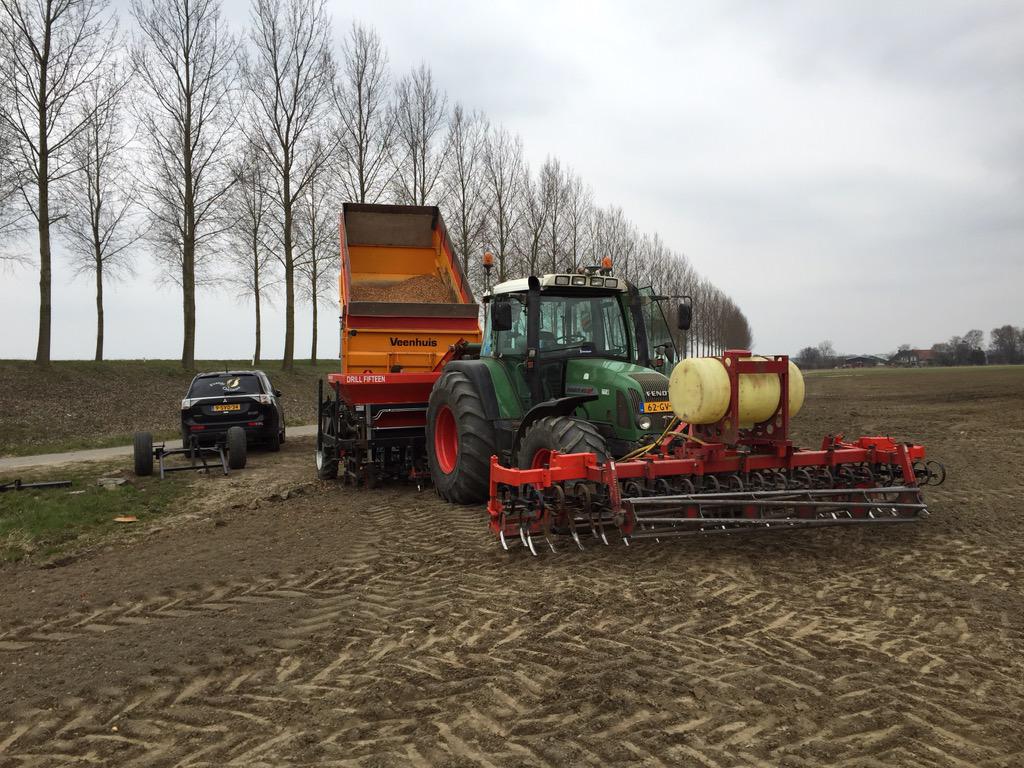 FranjeJan's tweet photo. Uien planten #sturon http://t.co/EukpMj9nNJ