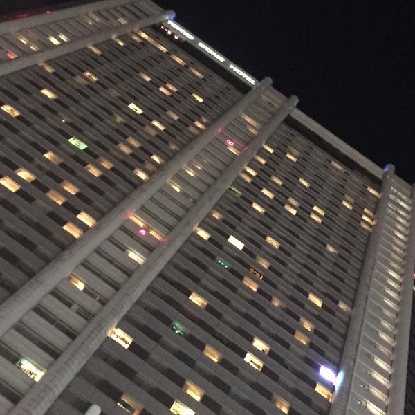 realploy96's tweet photo. ชนว.อารมณ์ค้าง กลับโรงแรมไปเลยเอาป้ายโปรเจคมาชูที่หน้าต่าง 5555555555 #SHINeeTokyoDome http://t.co/1zPPlchlle