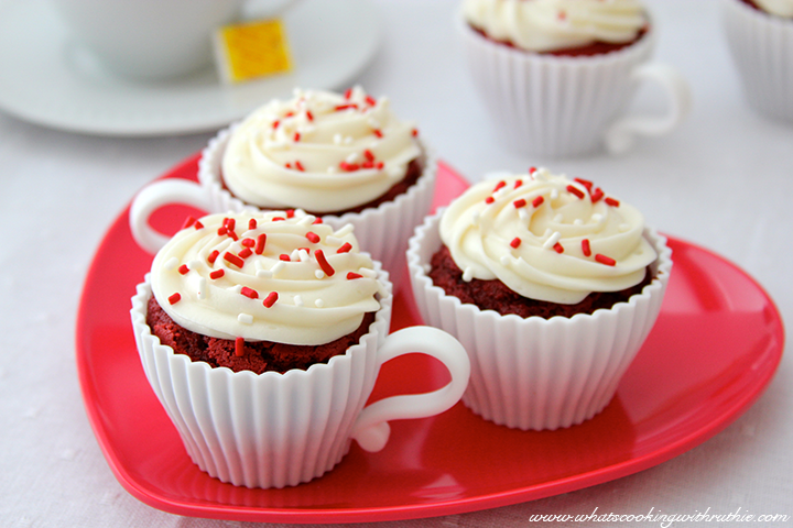 cupcake8221's tweet photo. Cheers with your cupcake!Now,coming on with youur friends, the third cupcake could have 50% dicount!#IESEGSMM http://t.co/oNlrAmeE1E