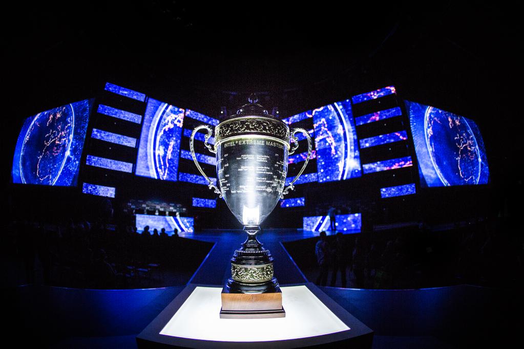 ESLspain's tweet photo. [#LoL] Unos minutos y volvemos con la 1º semifinal ¡@TeamSoloMid vs #yoeFlashWolves! #IEM_día2 http://t.co/S5BbzaBK9C http://t.co/6uBzxCnO04