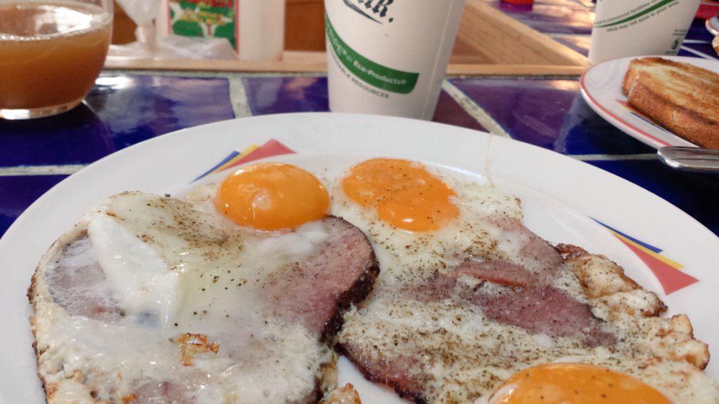 salt_smoke_801's tweet photo. Let's have a delicious Saturday #PiDay ! Open from 10-2 #baconandeggs #sausage make a #meatpi ! http://t.co/n1YHXQXHQv