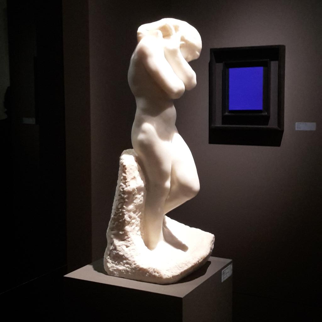 Prachtige Rodin met op de achtergrond Yves Klein.. Gotta love <a href="/TEFAF/">TEFAF | The European Fine Art Foundation</a>