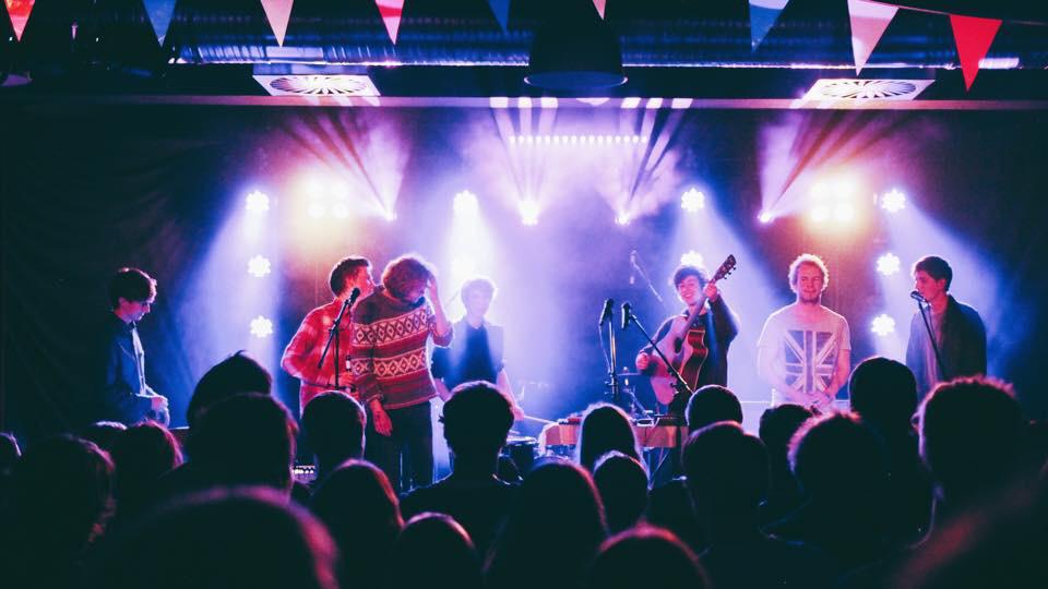 Volles Haus am ersten Abend! Ihr seid wunderbar! Danke an unsere neuen Lieblingsbands <a href="/misterbukit/">MR. BUKIT</a> &amp; Giant Rooks!