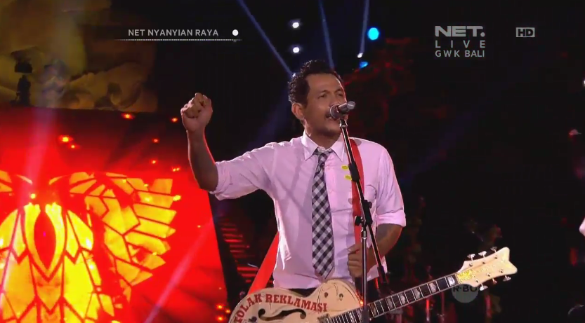 mdtvindonesia's tweet photo. . @SID_Official bersama @iwanfals menyanyikan lagu "Bangunlah Putra-putri Pertiwi" #NET_NyanyianRaya http://t.co/cz4wzG5fu7