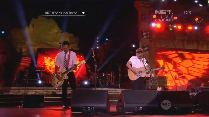 mdtvindonesia's tweet photo. . @SID_Official bersama @iwanfals menyanyikan lagu "Bangunlah Putra-putri Pertiwi" #NET_NyanyianRaya http://t.co/cz4wzG5fu7