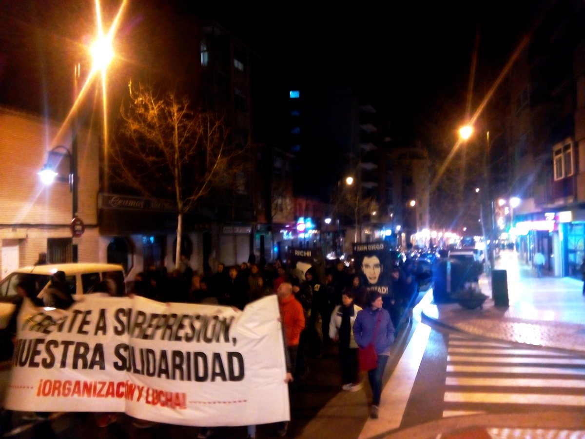 Solidaridad10Zg's tweet photo. Manifestación por Richi y Juan Diego #Solidaridad10Zgz Actualmente en régimen FIES ¡Difusión! ¡LIBERTAD Y ABSOLUCIÓN! http://t.co/LOZCTtj85A