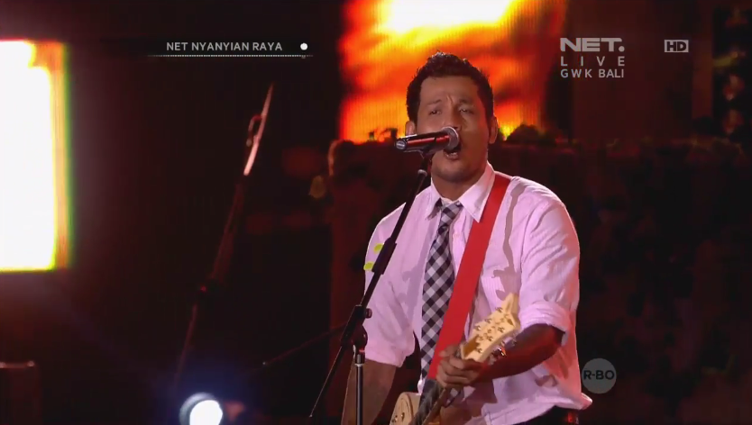 mdtvindonesia's tweet photo. Now @SID_Official @iwanfals  membawakan lagu "Kuat Kita Bersinar" #NET_NyanyianRaya http://t.co/5affJDXwfz