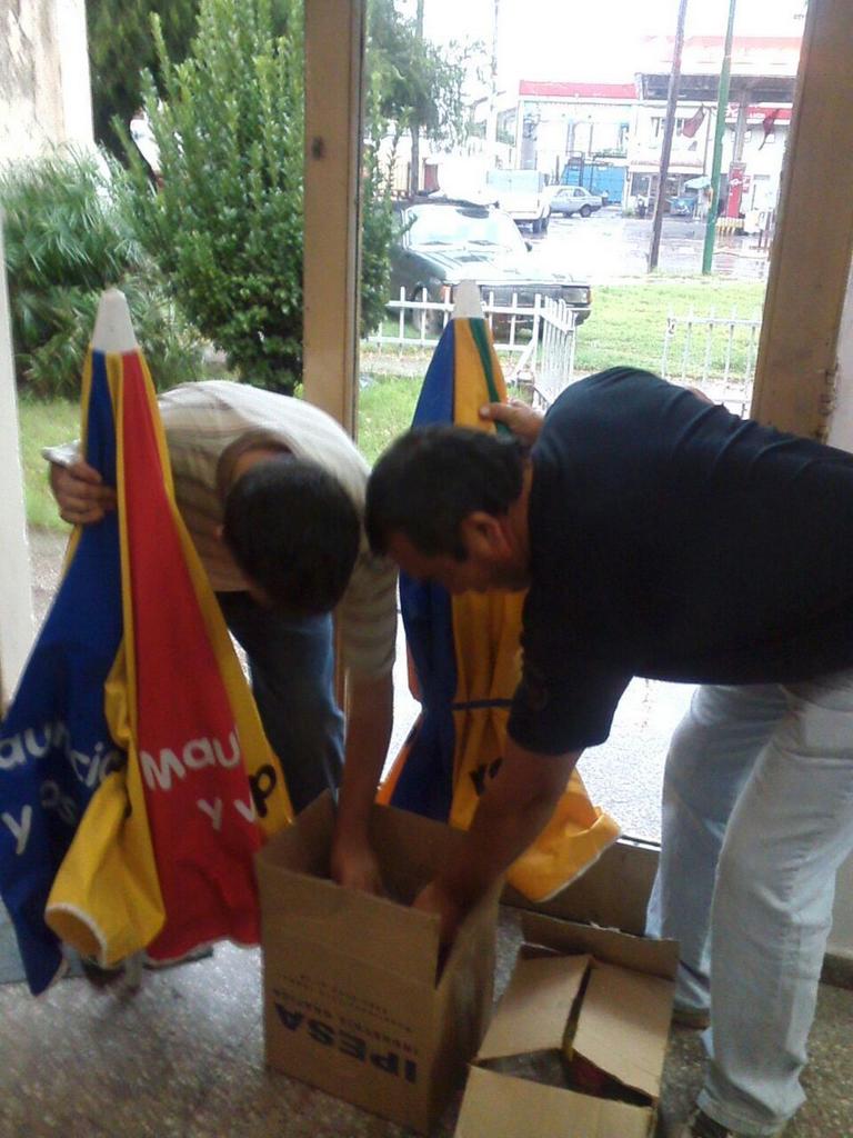 PROSECC13's tweet photo. #Bajolalluvia seguimos buscando el cambio @ProCbaCapital @somospro @proargentina @jovenesprocba http://t.co/ryEXG8CSvo