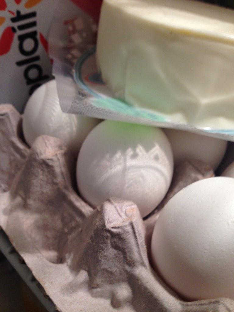 S3BASSOLANO's tweet photo. Found this sad egg in my fridge.
I feel bad for him. :( http://t.co/uuZJQQGNpg