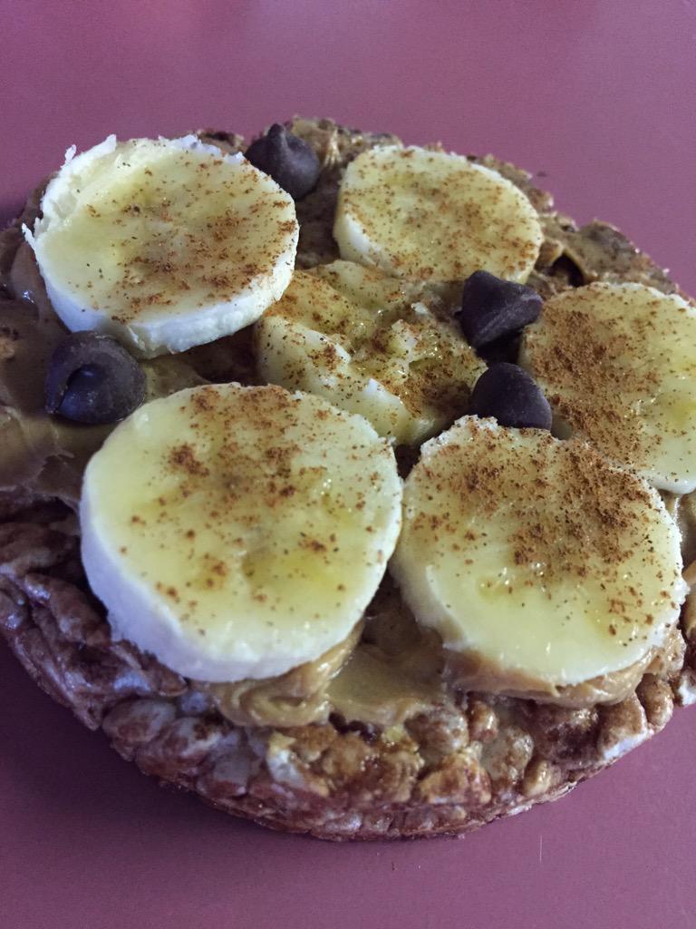 CoffeeLiftStudy's tweet image. Chocolate rice cake topped with peanut butter, banana, choc chips, and cinnamon 😍