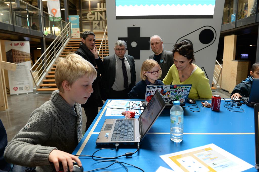 roubaix's tweet photo. Les collégiens roubaisiens apprennent à coder aux #HappyHackingDays . L'avenir de #roubaix se prépare maintenant ;) http://t.co/Aphun1ircX