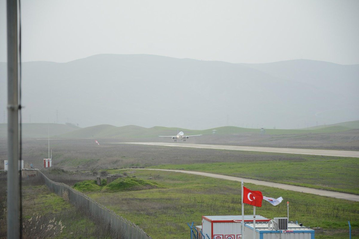 SiirtValiligi's tweet photo. Borajet,İstanbul-Siirt- İstanbul seferlerine başladı. Yolcular çiçeklerle ve halaylarla karşılandı.
Hayırlı olsun.. http://t.co/P8VdDhdJKK