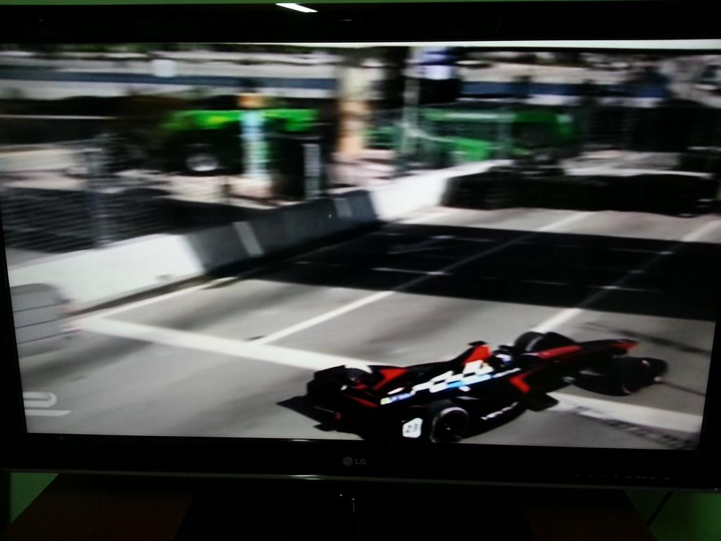 gustaricar2013's tweet image. #EPrixMiami #FormulaEenFOX El pequeño despiste de HEIDFIELD ocasiona la Bandera Amarilla!