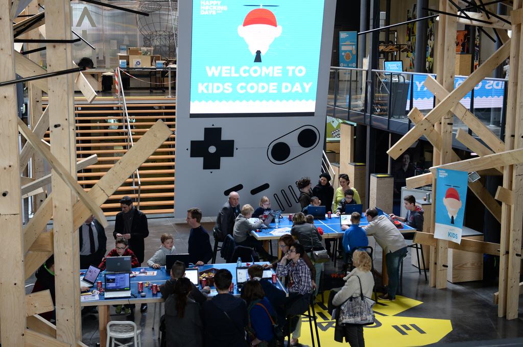 roubaix's tweet photo. Les collégiens roubaisiens apprennent à coder aux #HappyHackingDays . L'avenir de #roubaix se prépare maintenant ;) http://t.co/Aphun1ircX