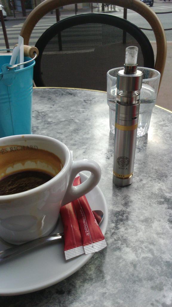 MyVapProject's tweet image. Vaping, chiling in Paris....  #vapelife #vapeporn #mvp2014