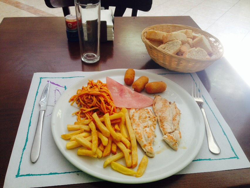 Jose_Moralo's tweet photo. Como nos cuida Candi Pozo en la cafeteria de @padelmerida . Asi da gusto 😃!!! http://t.co/4Ds2gUoA4C