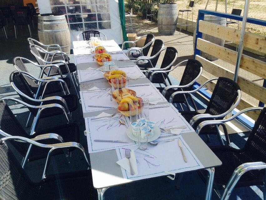 Jose_Moralo's tweet photo. Como nos cuida Candi Pozo en la cafeteria de @padelmerida . Asi da gusto 😃!!! http://t.co/4Ds2gUoA4C