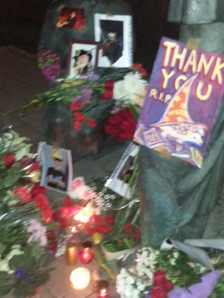 StephenPBriggs's tweet image. In Moscow, fans decorated a statue near the Brit Embassy in honour of Terry Pratchett.