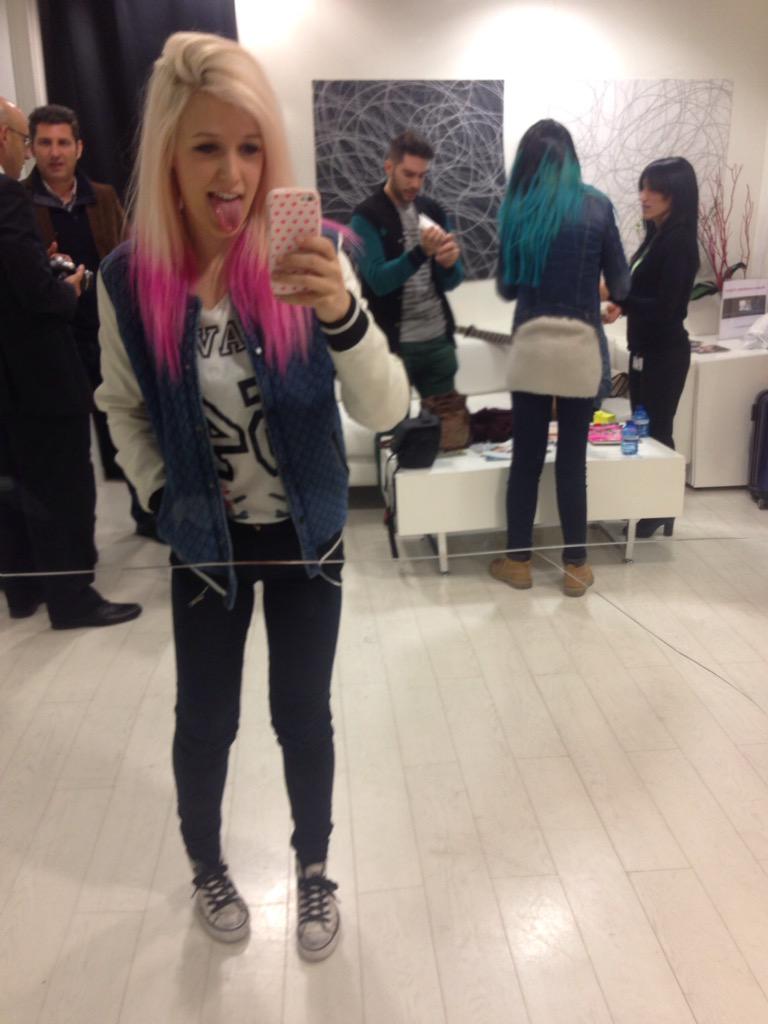AlbaSweetC's tweet photo. Empezamos la firma!!! Mallorca😘 http://t.co/rEwtWCFgs7