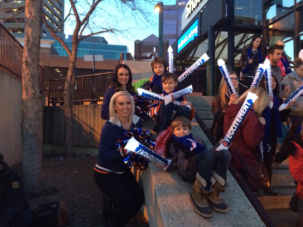 OctaneStacey's tweet photo. Hanging out with some oilers fans at Friday's #CrashedIce event @OilersOctane @OctaneAdrienne http://t.co/SfPuFzXltf