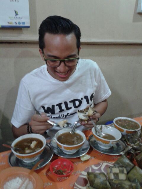 Ewakoo!! RT <a href="/Arie_Kriting/">ARIE KRITING</a>: Koh <a href="/ernestprakasa/">Pria Perkasa</a> lihat ini kelakuan GE kalo lagi makan Coto Gagak. #MakassarTidakKasar