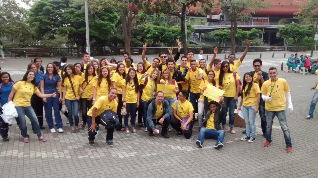 UnacColombia's tweet photo. Medellin hoy sonríe con el evento de impacto social #UnaSonrisaparaMedellin @AlcaldiadeMed @EPMestamosahi http://t.co/L4mFpTPL6T