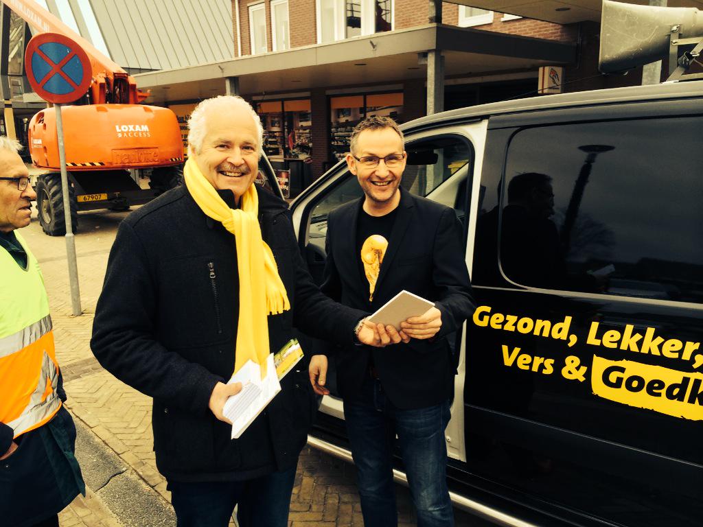 <a href="/JumboAbbas/">JumboAbbas</a> ontvangt "boodschappenboekje" van <a href="/SterkLokaal/">Sterk Lokaal Drenthe</a> tijdens promotierondrit door Drenthe.