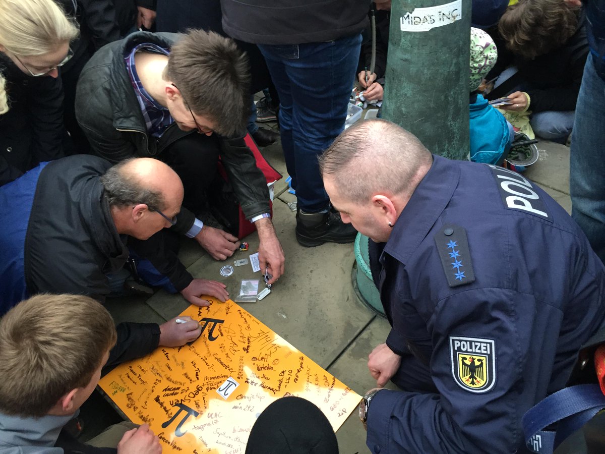 Ja! RT <a href="/Quarteragent/">Steve</a>: <a href="/GoGeocaching/">Geocaching</a> Na klar! quarteragent.de/wenn-der-piday… #geocaching #geocachingpi #PiDay