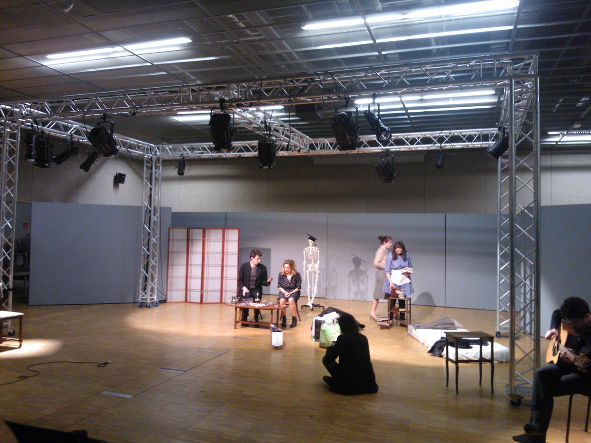 Larene_Theatre's tweet photo. Les Parisiens sont prêts ! #DernierSpectacle http://t.co/1WhPFDwTpH