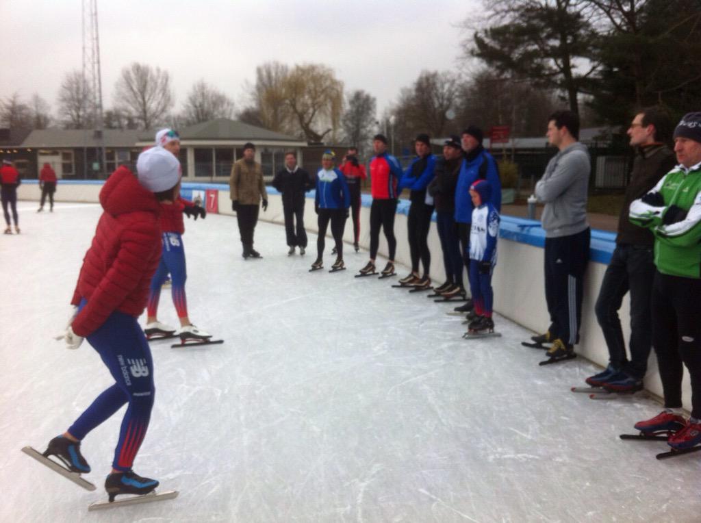 NBschaatsteam's tweet photo. Hierbij een sfeerimpressie van de schaatsclinic verzorgt door het NBschaatsteam @JaapEden Een super geslaagde dag! http://t.co/bZVKltYOFf