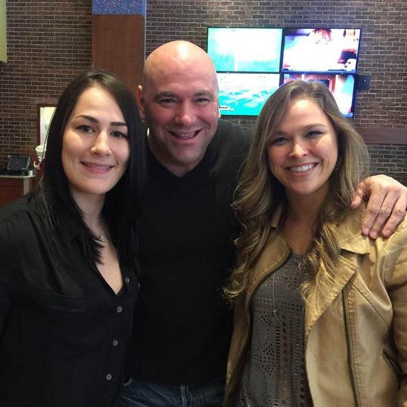 UFCPayPerView's tweet image. Congrats @RondaRousey “@SLVPPV: The 1st pic of the pregnant @RondaRousey w/ @danawhite @ufc  @jessicaevileye #SXSW http://t.co/6OhuPz1T8K”
