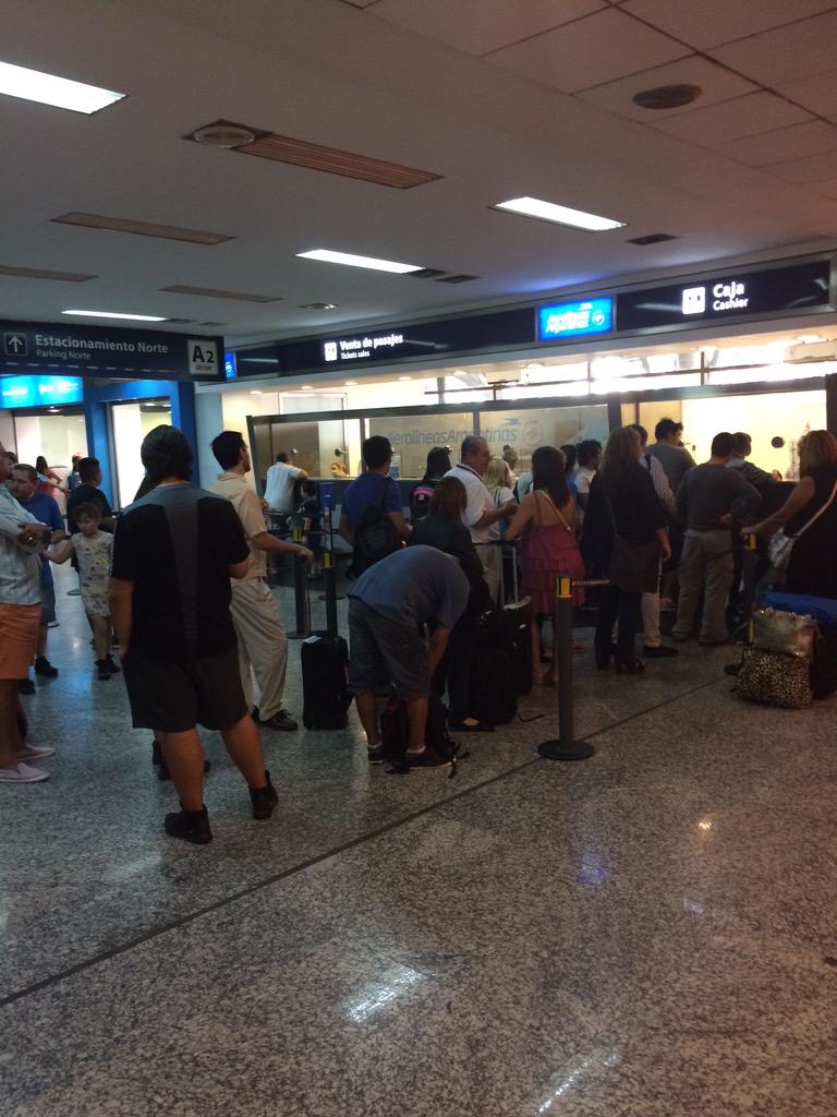 CaroDettleff's tweet photo. @Aerolineas_AR 3 empleados 2 cajas 1 sola persona atendiendo = tremenda demora http://t.co/9nPLDJ1jMO
