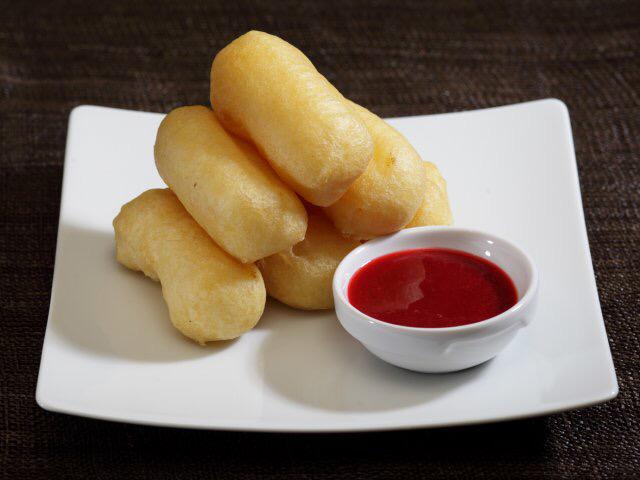 лече фрита. молоки жареные. китайские сладости в ресторане. лече фритта. испанский десерт жареное молоко.