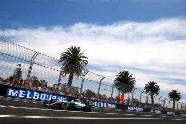 ResumenF1's tweet photo. #Hamilton logra la pole y #Sainz asombra con un octavo...http://t.co/BQLL24pXRx. #F1 #Formula1 #AustralianGP #Sport http://t.co/GhXMX9JrhU