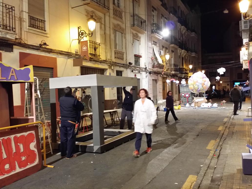 melderomerAV's tweet photo. [Fotos]falla @arrancapinsfest donant els últims tocs de la plantà. #FallesCombatives. http://t.co/gUn8qRGOHP
